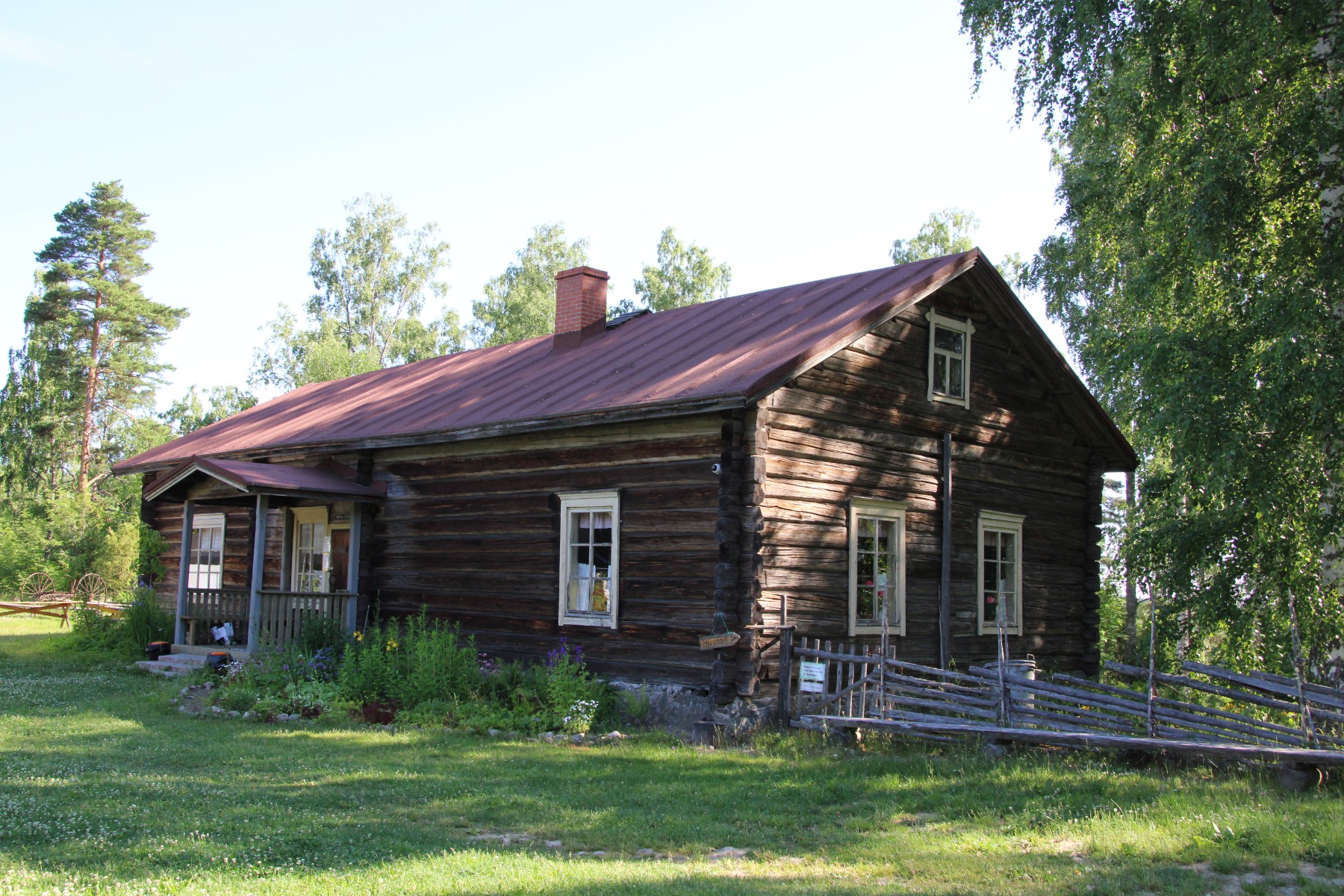 Kuvassa Hakamäen museoalueen päärakennus eli tupa.